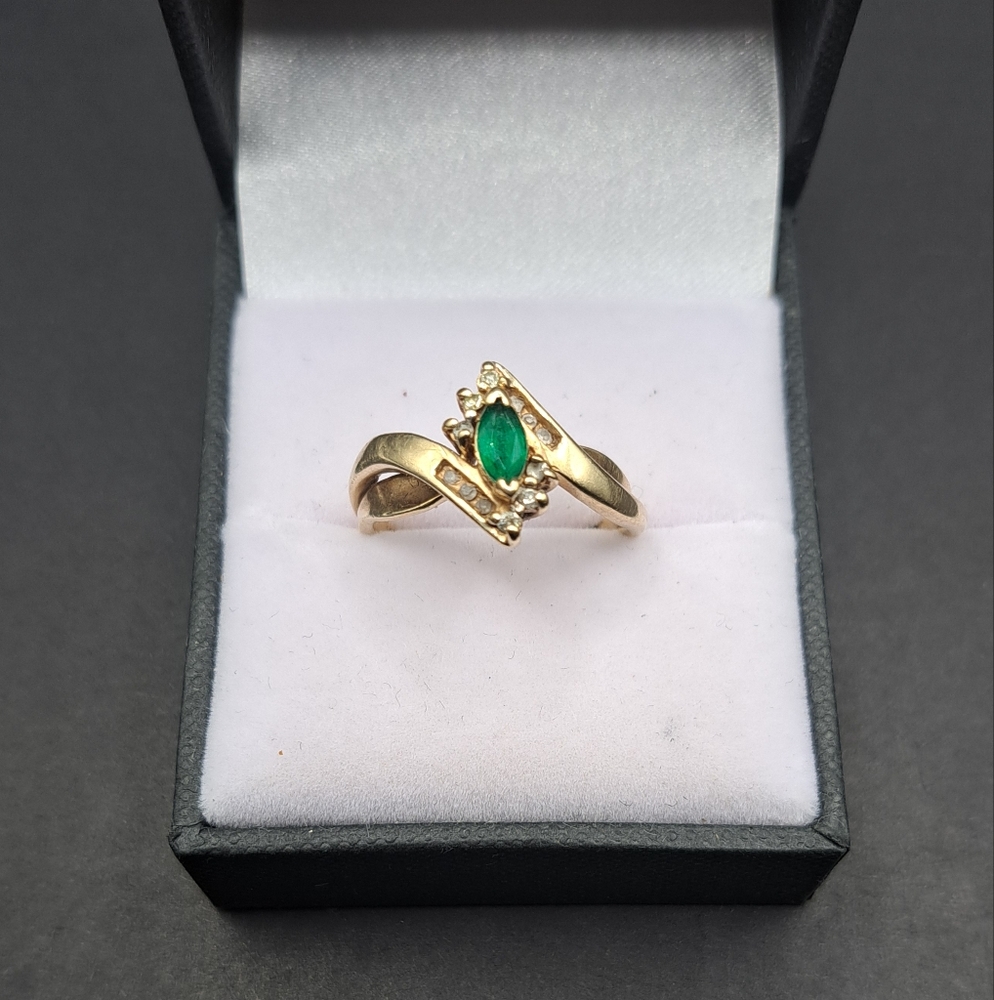 **SOLD**Vintage 10k Solid Yellow Gold Natural Emerald And Diamond Ring